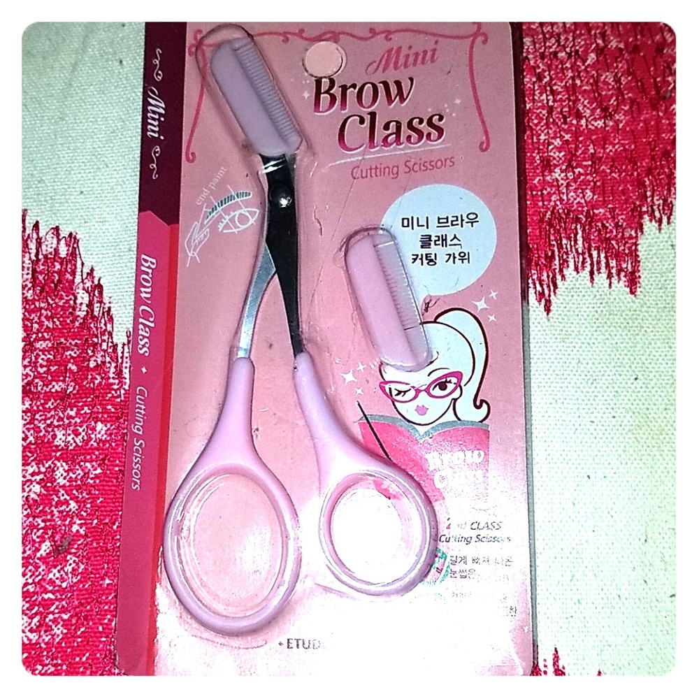 Eyebrow scissors